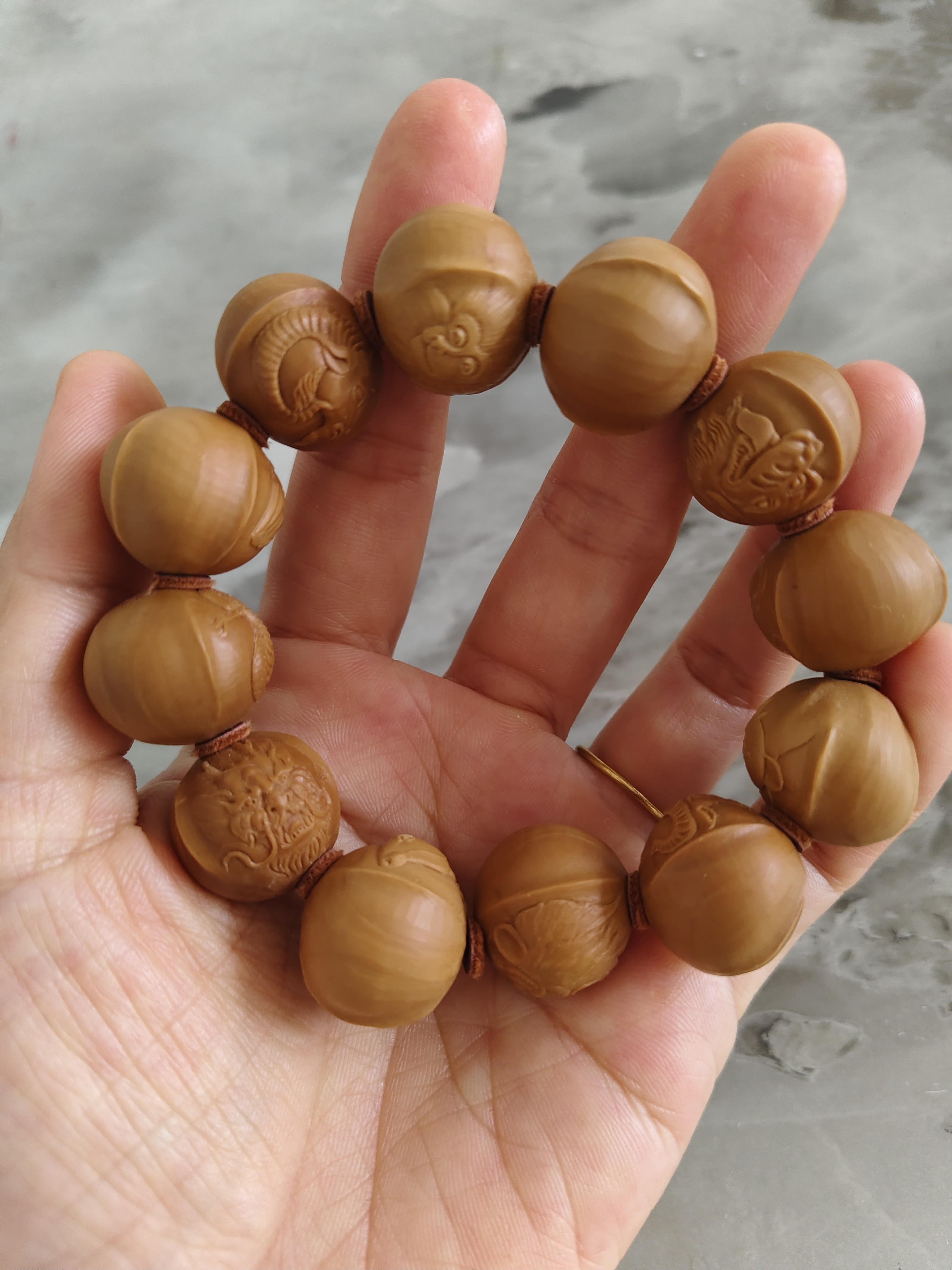 精品橄榄核雕手串鲨鱼背十二生肖2.0cm