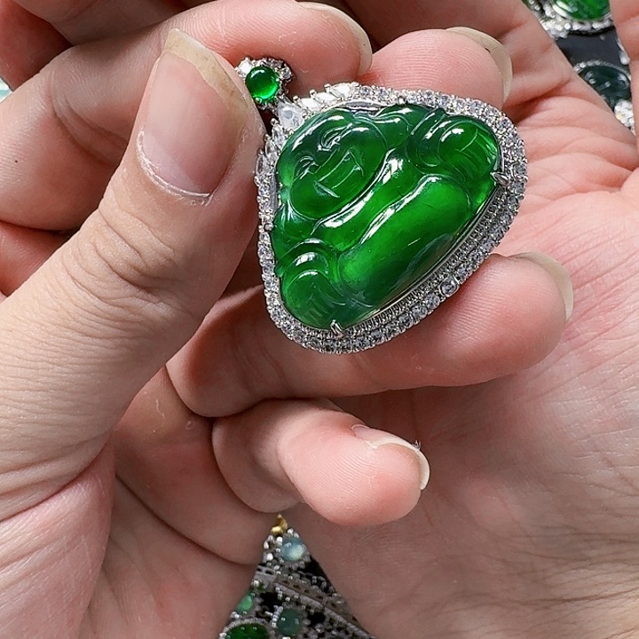 翡翠颈饰未镶嵌天然A货翡翠放漏