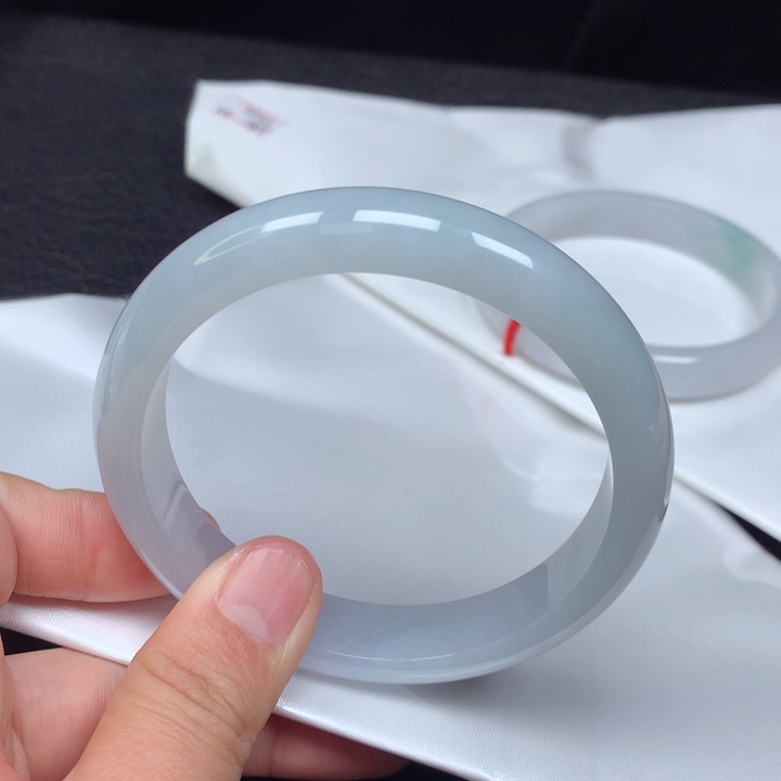 翡翠手镯未镶嵌 。