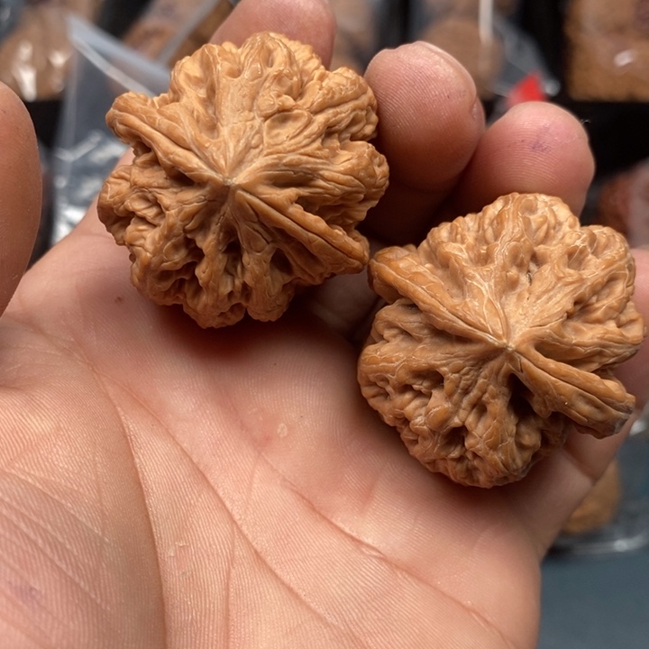 郑***一吊坠文玩核桃大粗筋