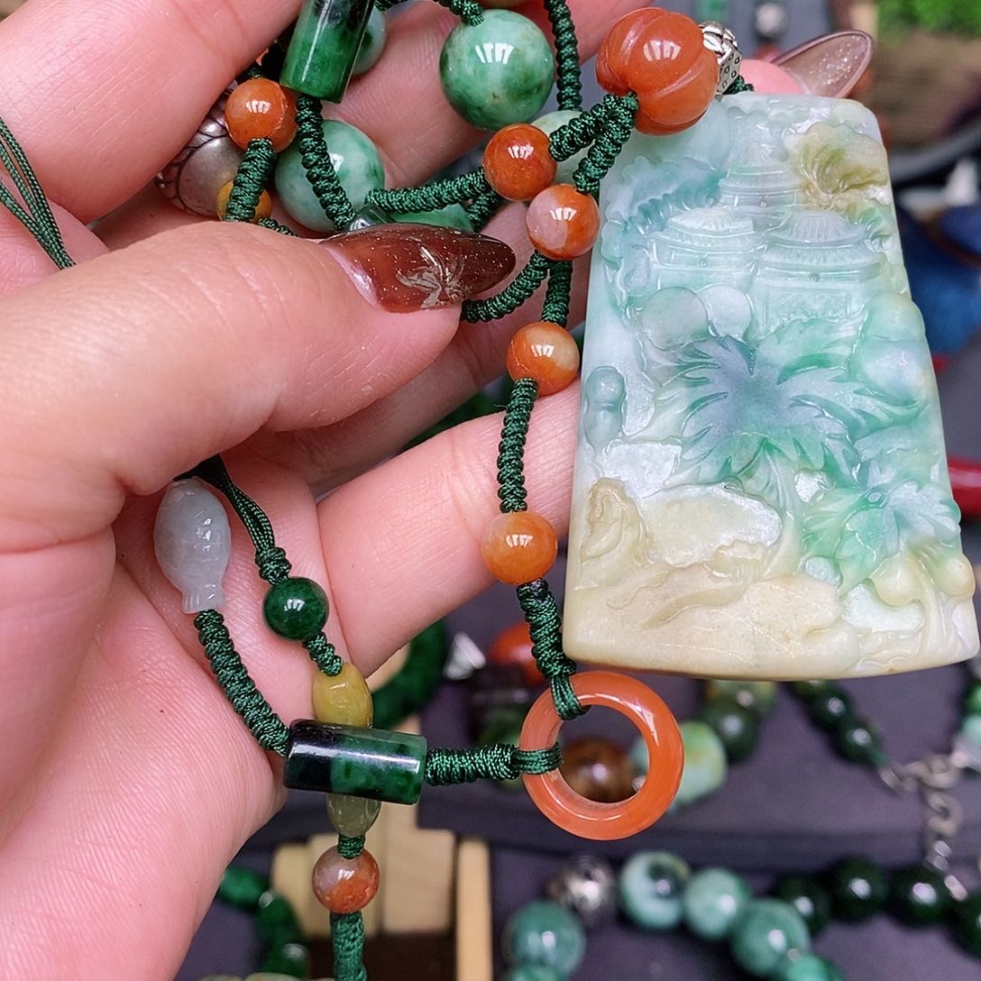 翡翠颈饰未镶嵌漂亮美眉