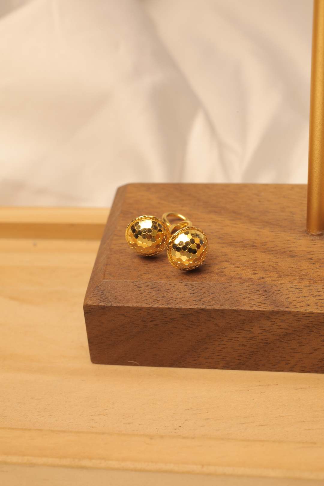 Pt950铂金黄爆闪镭射球时尚气质百搭弯钩耳钉