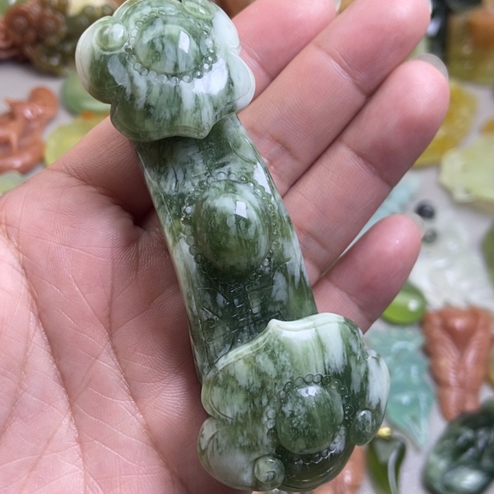 蛇纹石玉手把件未镶嵌