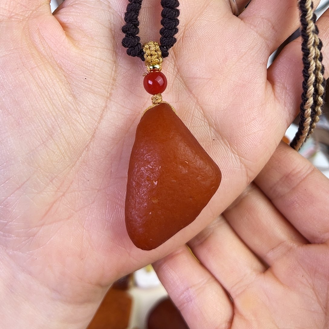 琥珀珠宝奇石未镶嵌。