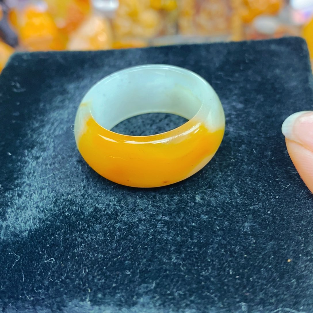 未镶嵌石英质玉（黄龙玉）颈饰