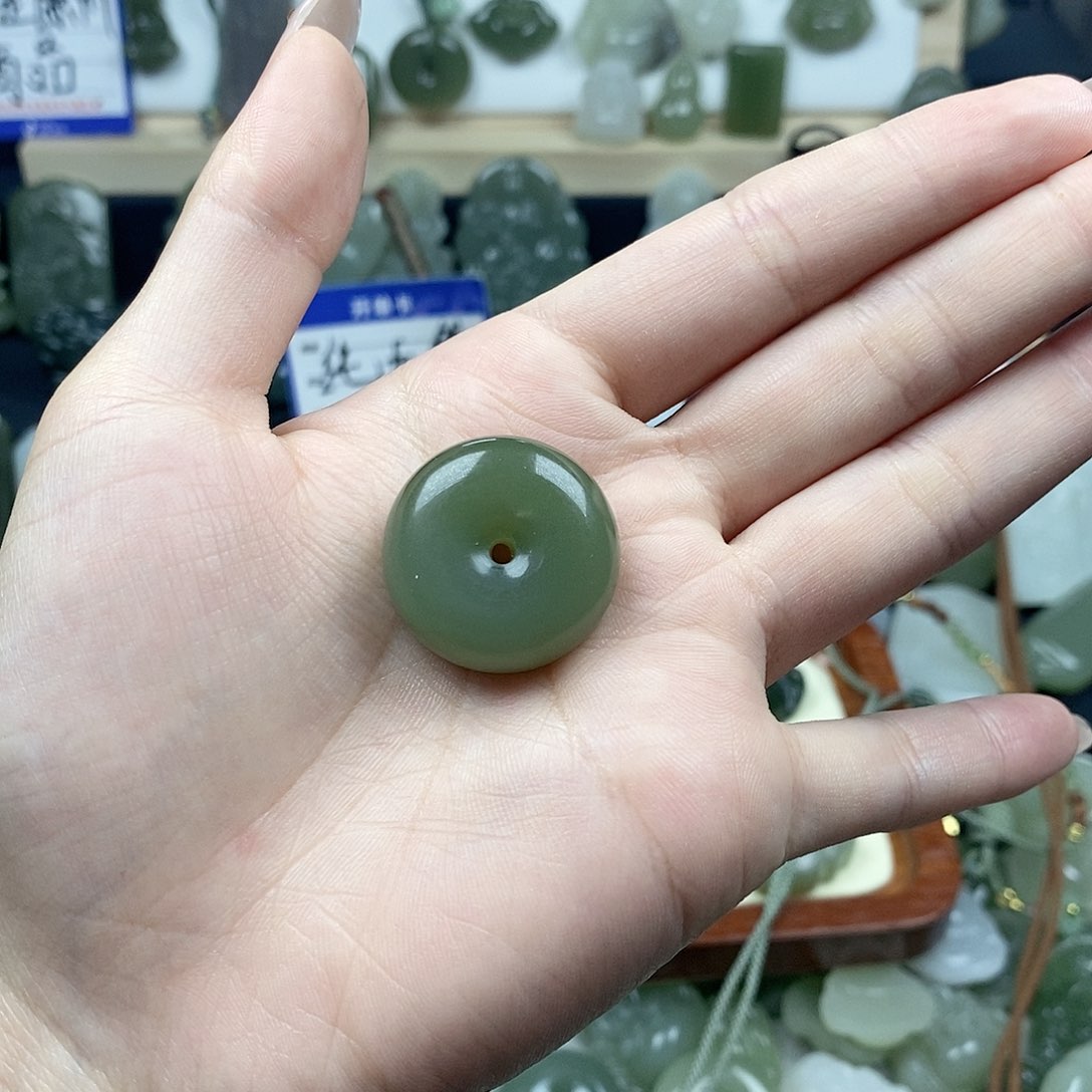 球***_和田玉未镶嵌颈饰平安扣2406