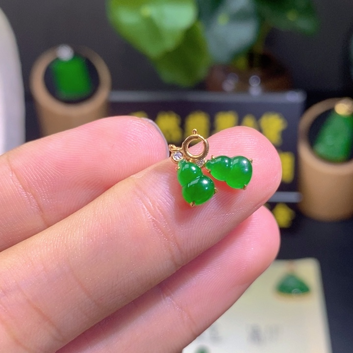 翡翠18K金镶嵌颈饰吊坠