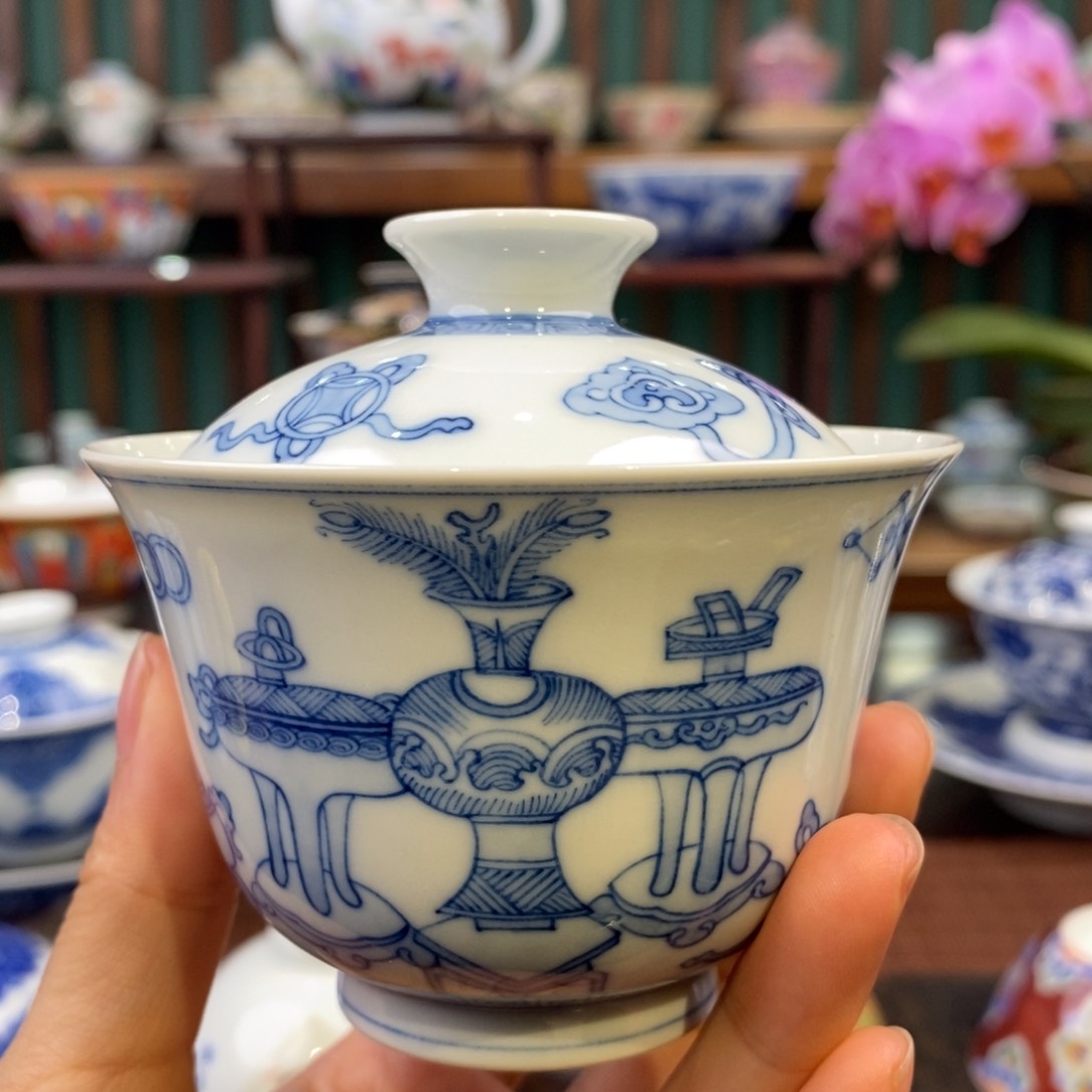 蓝钰青花博古画盖碗