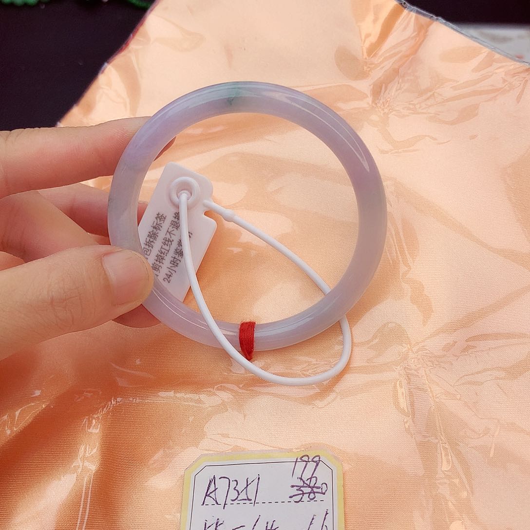 翡翠手镯未镶嵌翡翠