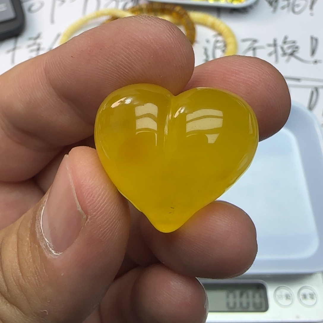 琥珀未镶嵌裸石屁桃微瑕6.6克