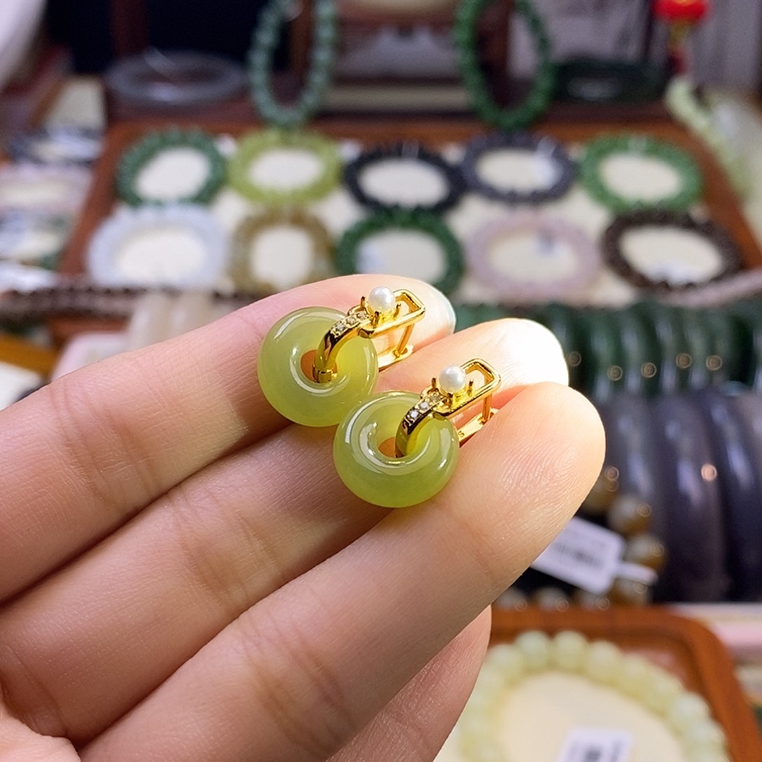 颈饰未镶嵌和田玉黄口银耳扣