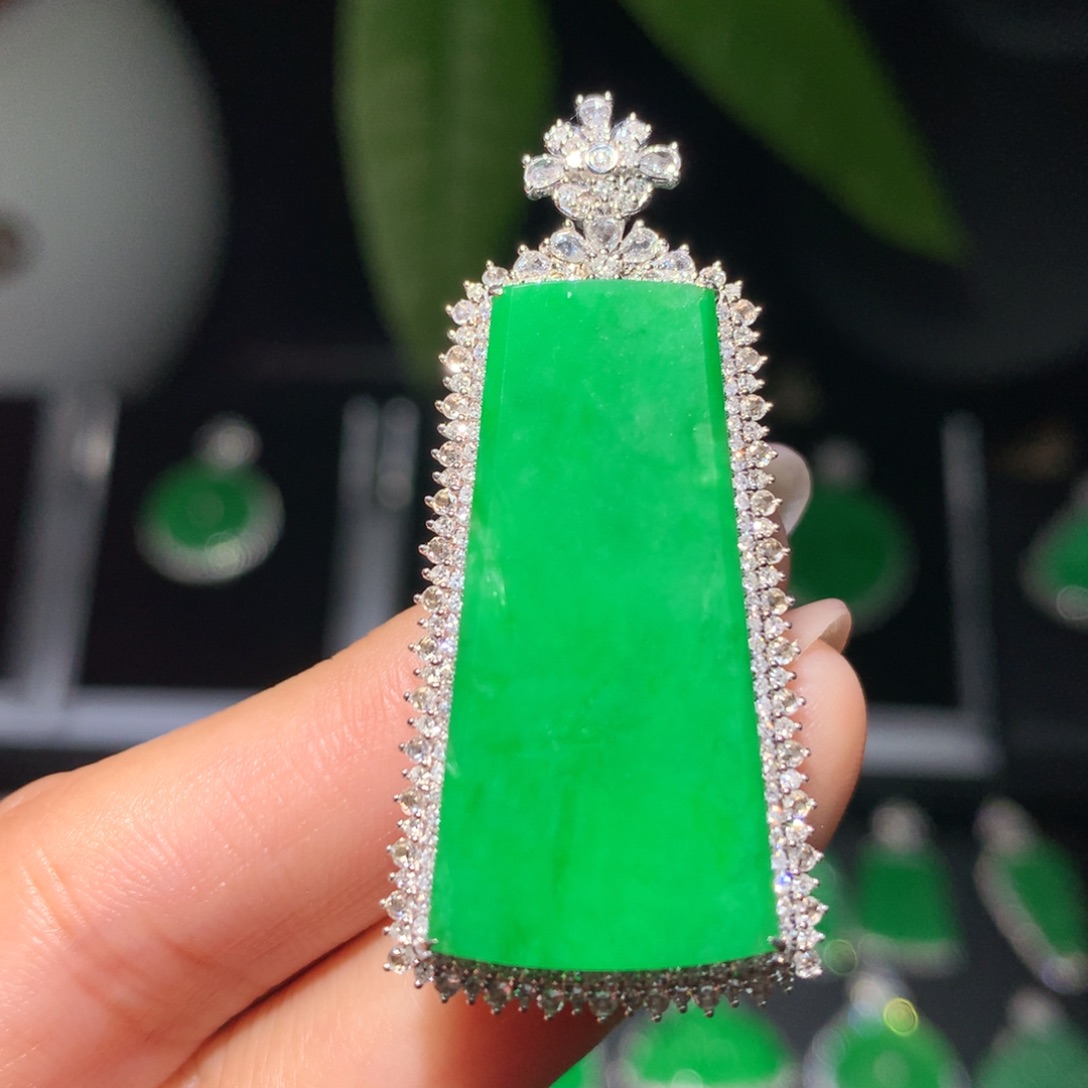 翡翠颈饰18K金镶嵌翡翠