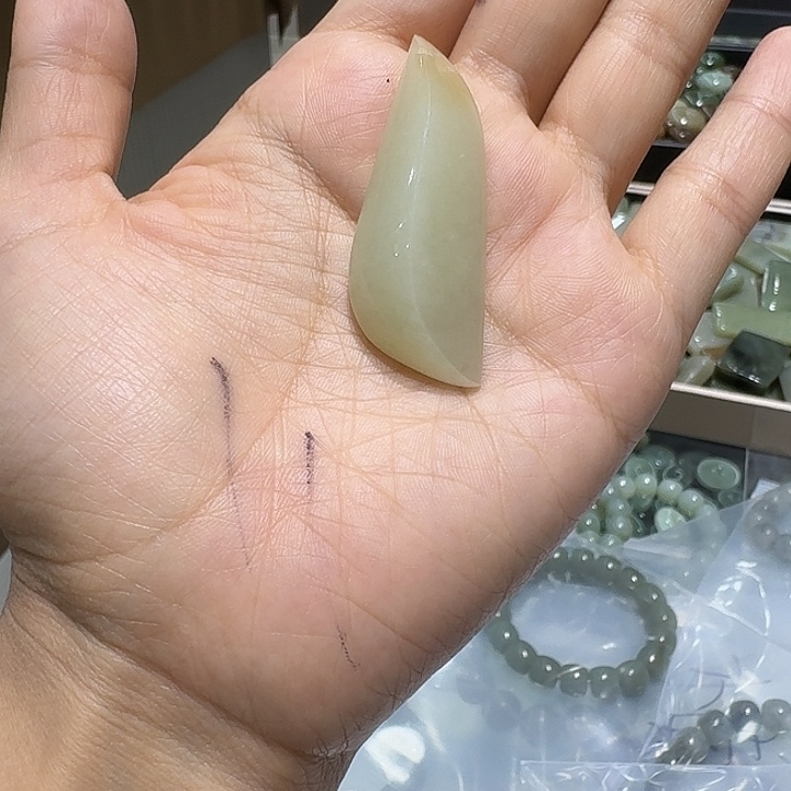 天***妈和田玉（糖玉）未镶嵌手链