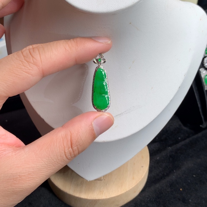 翡翠吊坠(不含链)18K金镶嵌