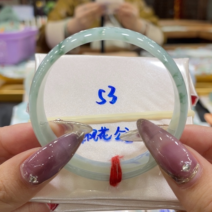 翡翠手镯未镶嵌翡翠