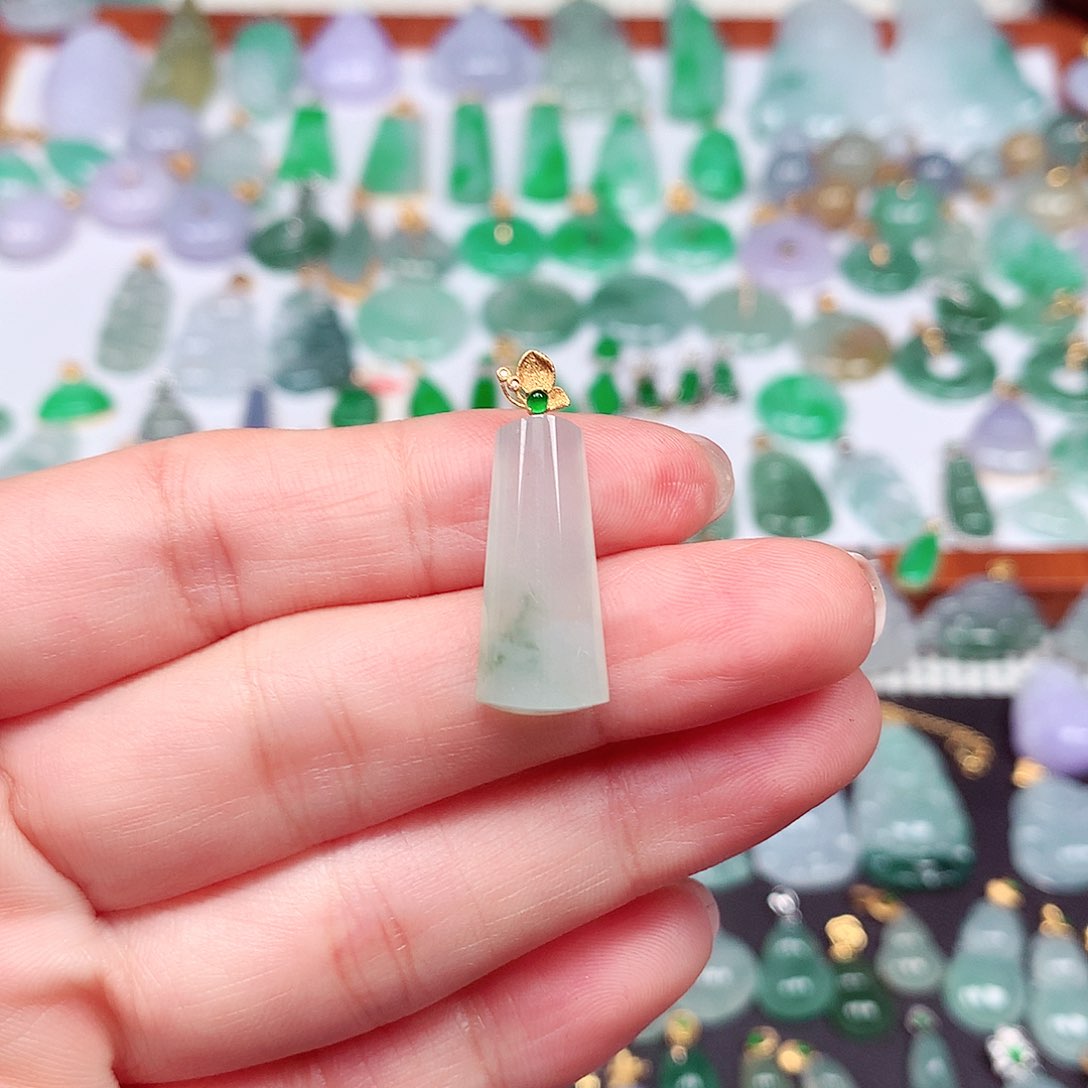 翡翠颈饰18K金镶嵌天然翡翠A货