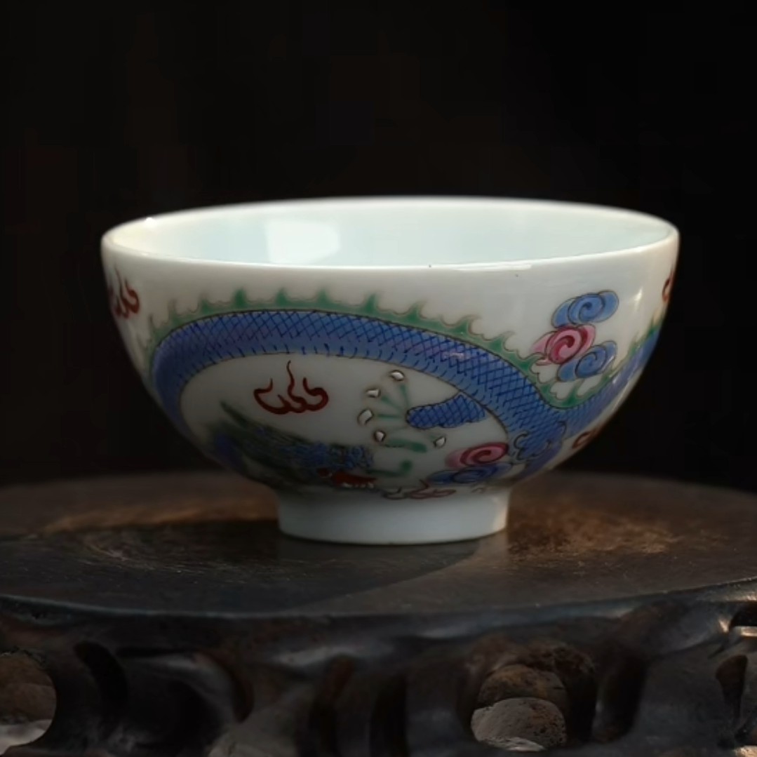 粉彩云龙纹杯    