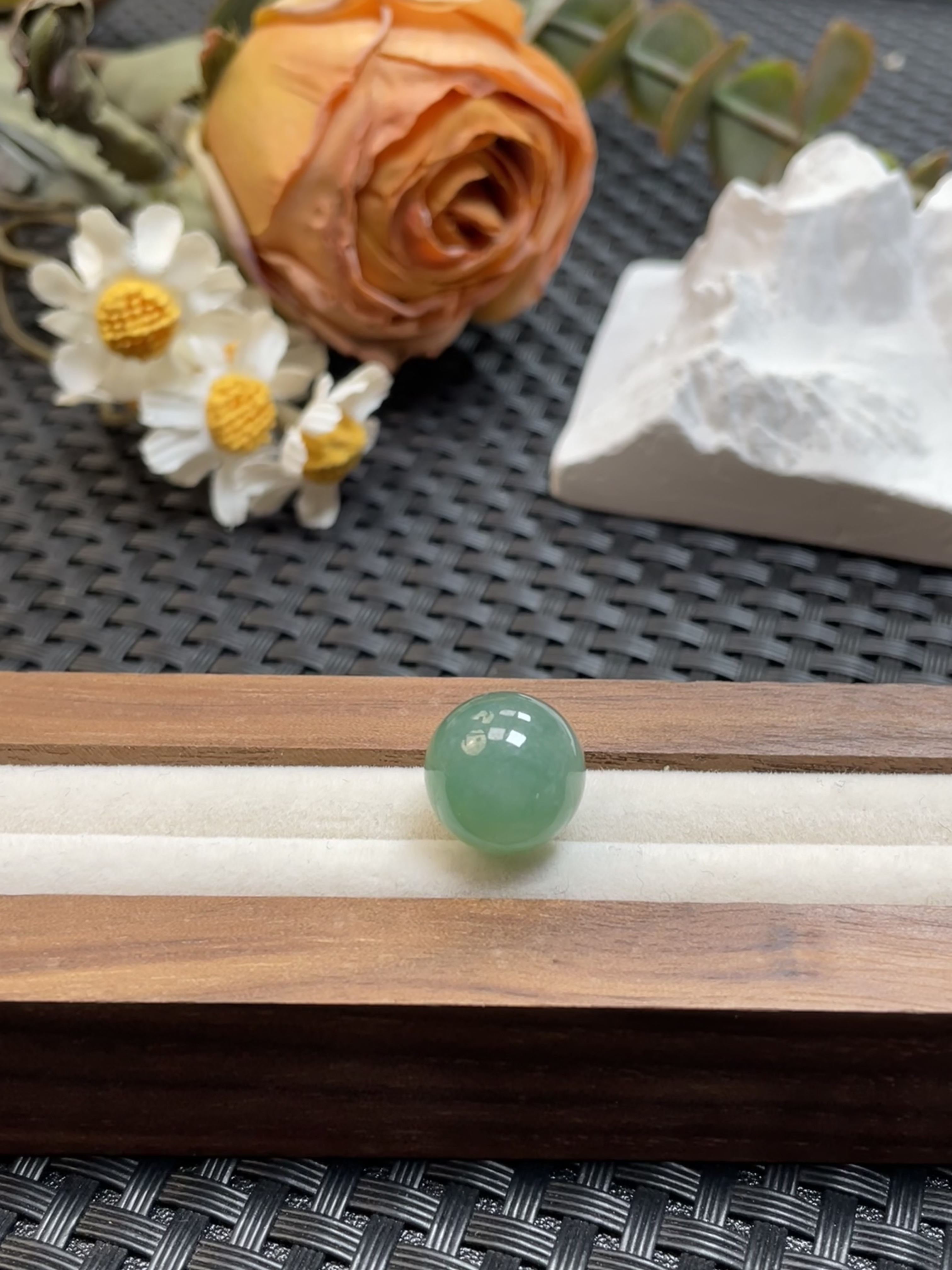 天然缅甸翡翠-湖水绿圆珠11.7mm