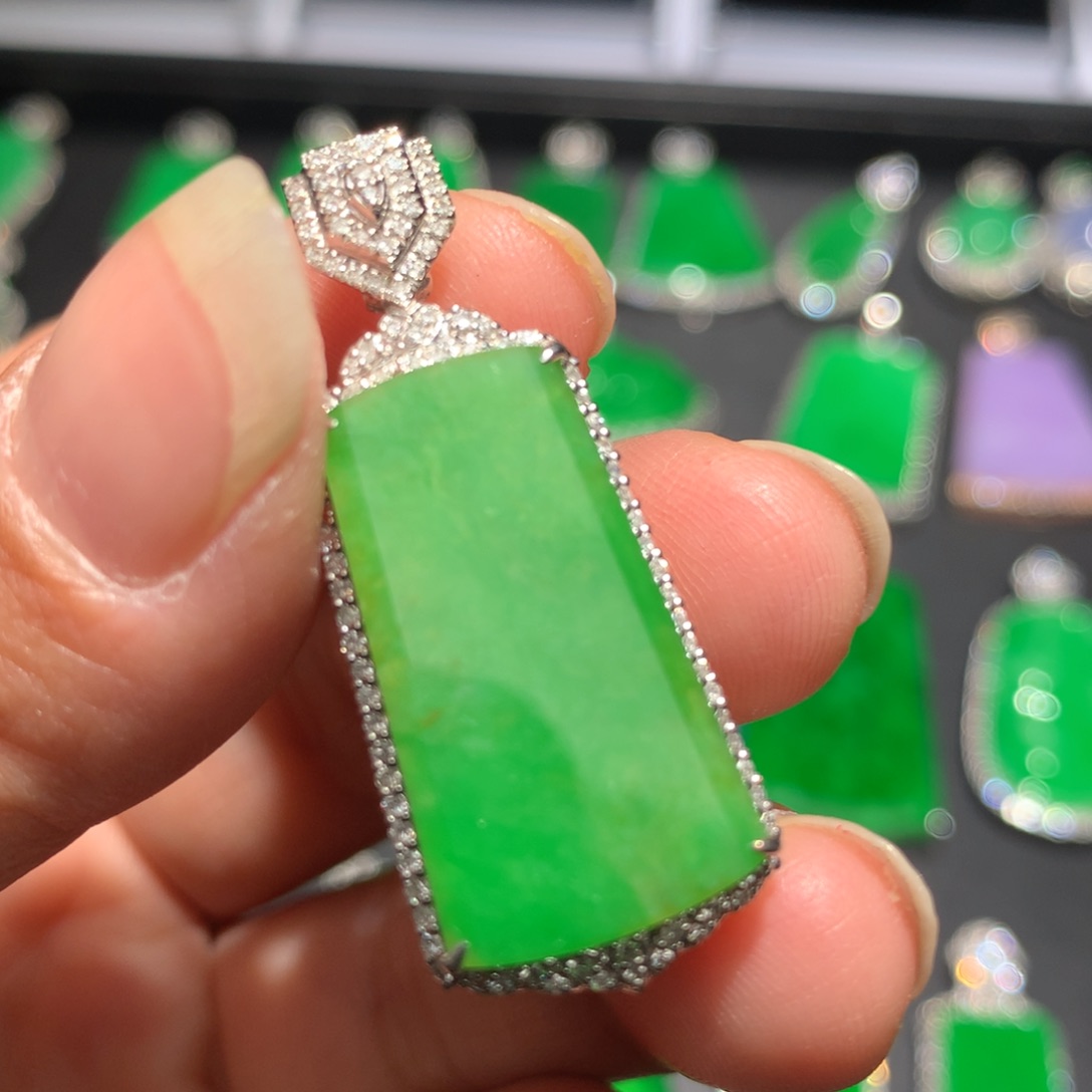 翡翠颈饰18K金镶嵌馨*翡翠