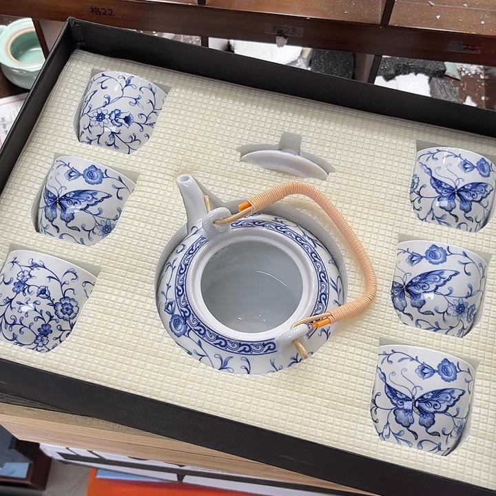 孤品茶具套装等。        