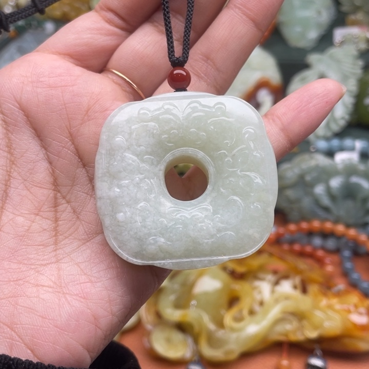 蛇纹石玉吊坠合金