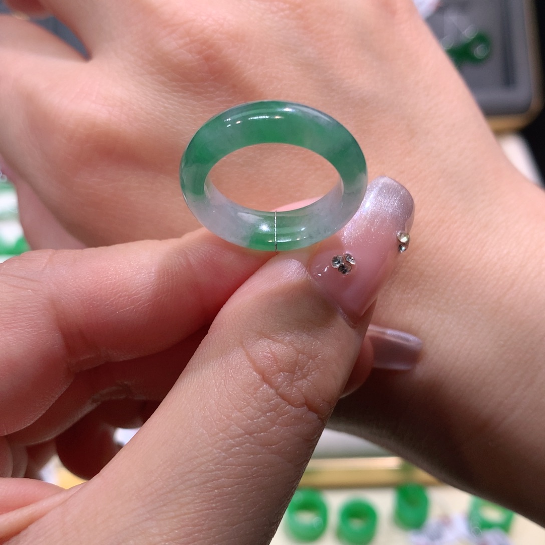 翡翠戒指未镶嵌翡翠