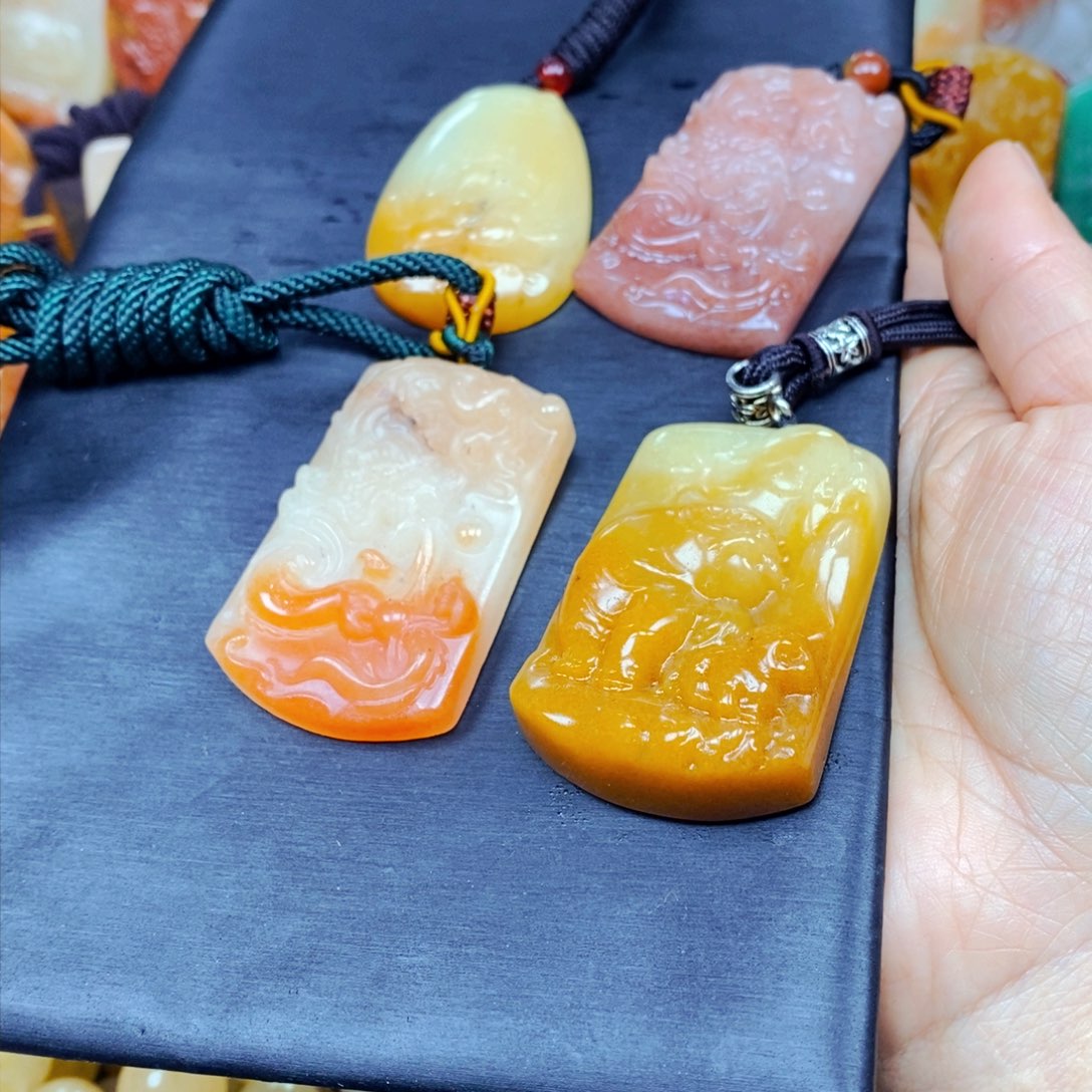 石英质玉（黄龙玉）颈饰未镶嵌