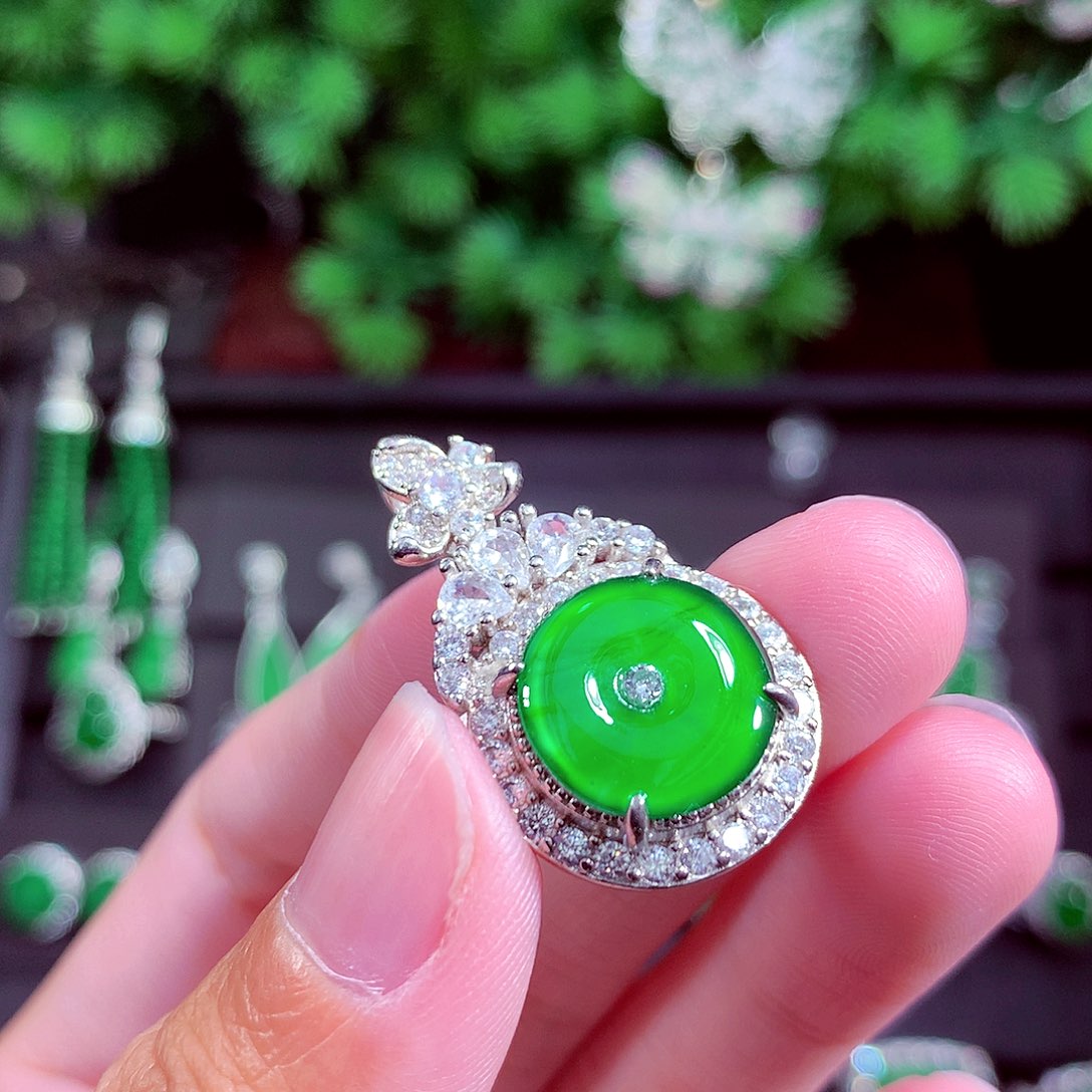 颈饰未镶嵌翡翠天然