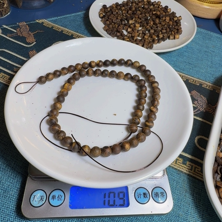 劉***刘木木手工艺品绿棋红骨凹身散珠10克
