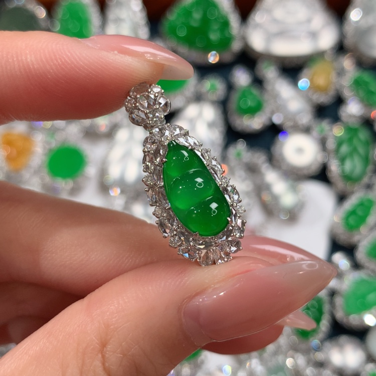 【闪购商品】翡翠颈饰18K金镶嵌福豆