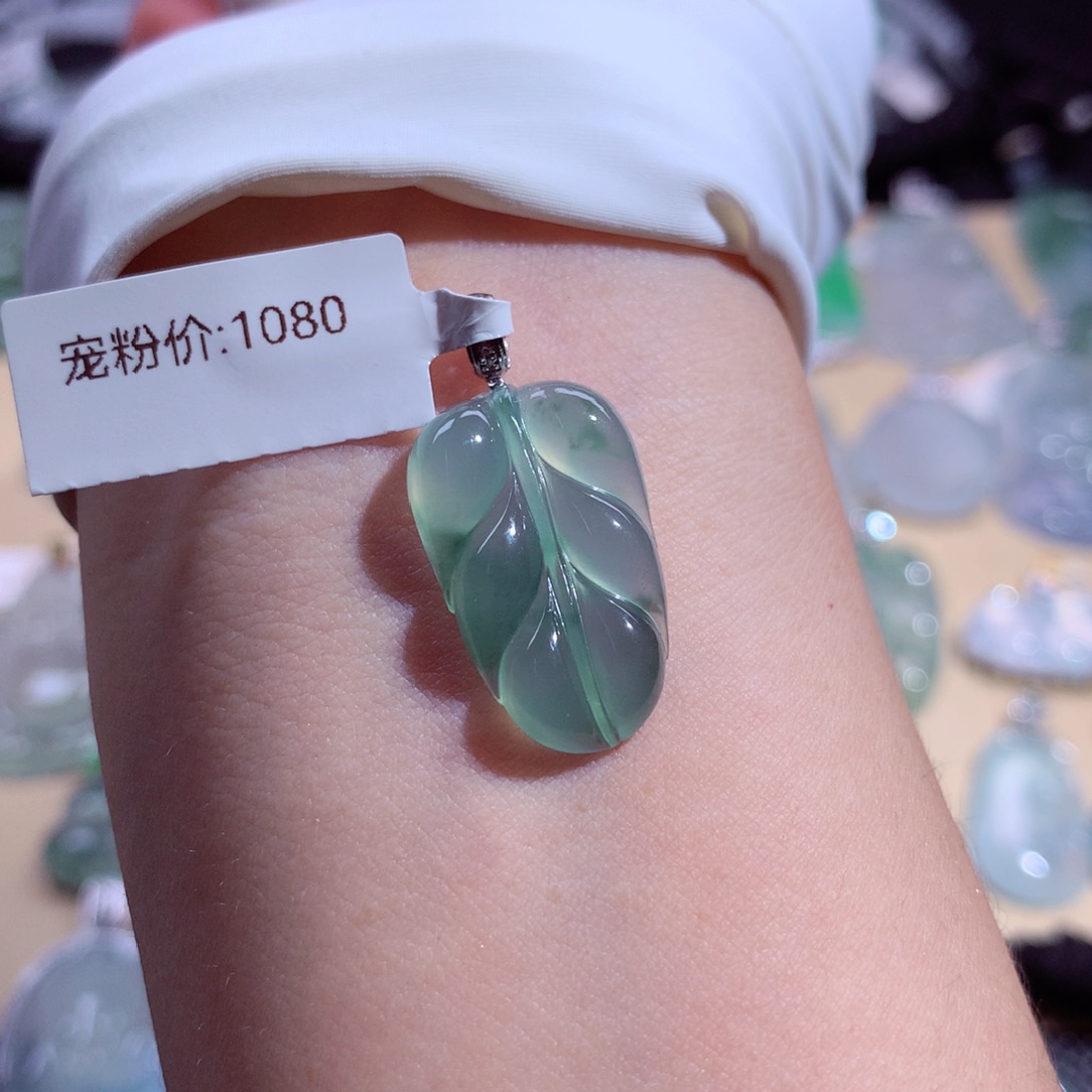 翡翠颈饰18K金镶嵌叶子