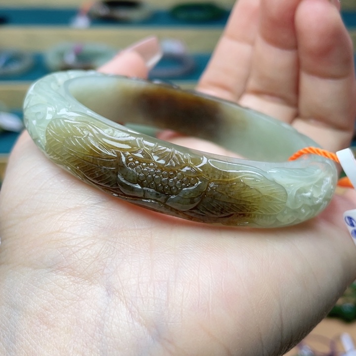 和田玉手镯61圈口。编号61未镶嵌