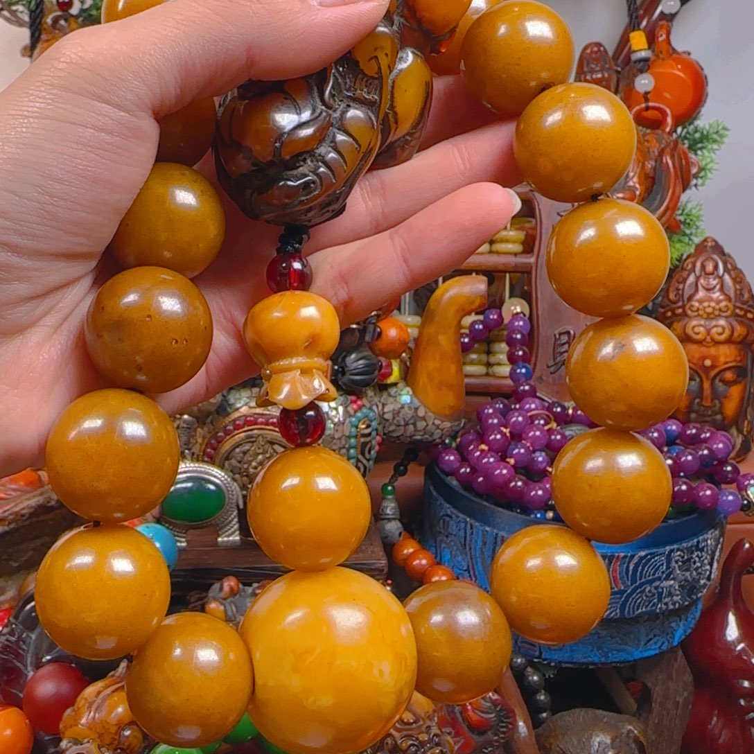 琥珀裸石未镶嵌手持