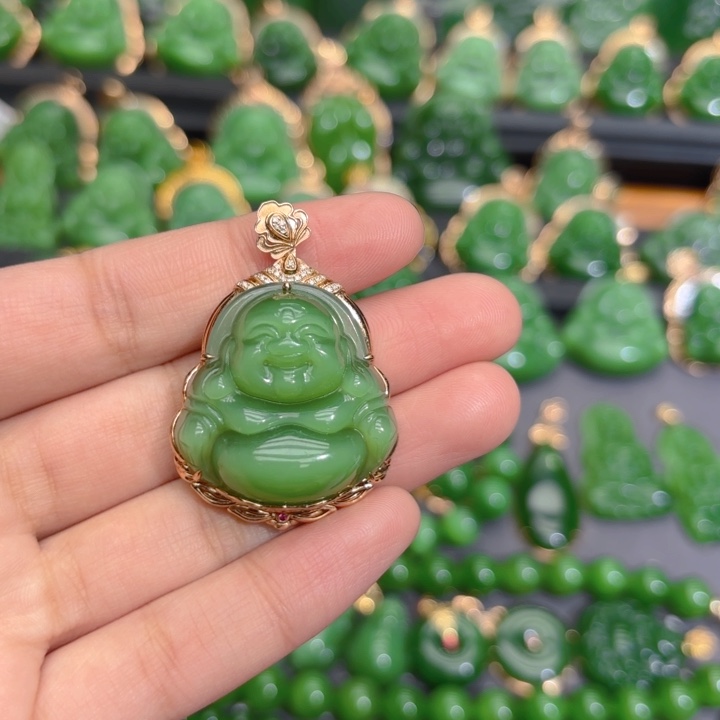 颈饰18K金镶嵌和田玉（碧玉）