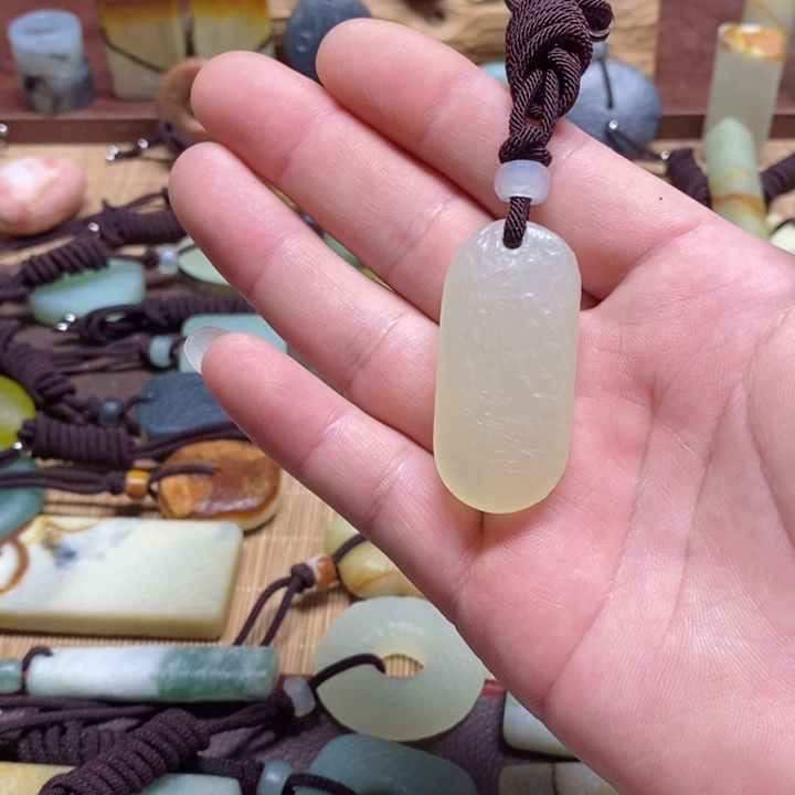 蛇纹石玉挂件未镶嵌