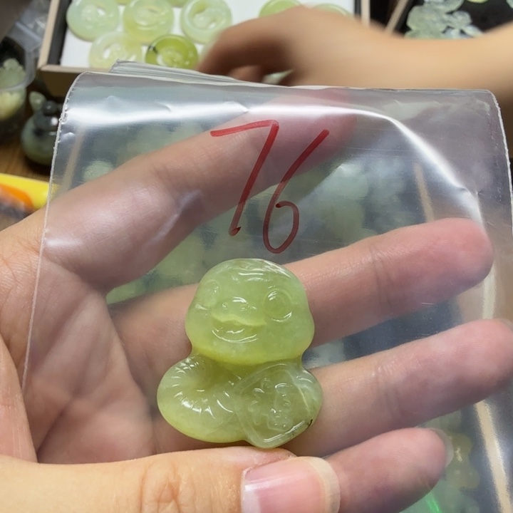 透闪石-蛇纹石玉吊坠未镶嵌