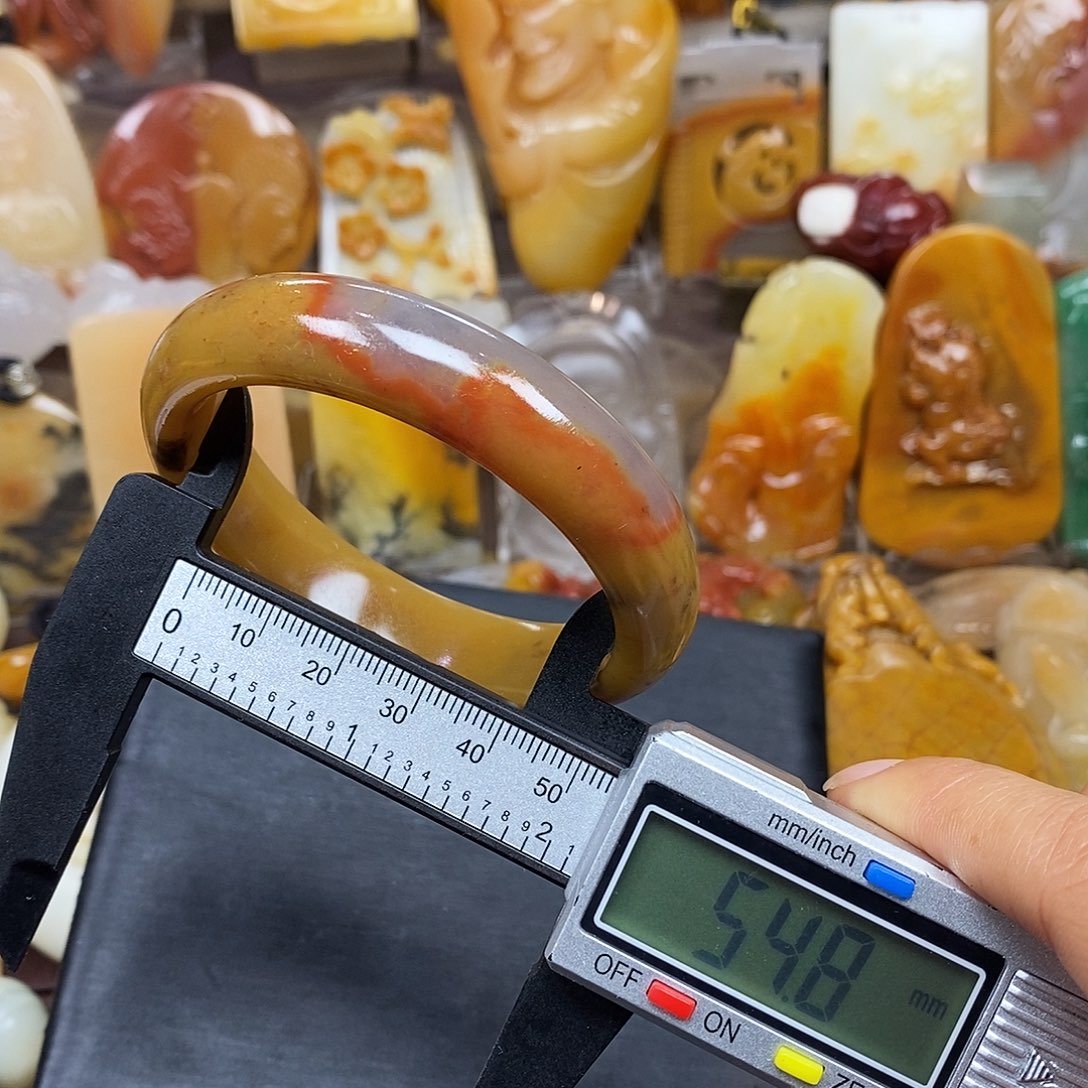 石英质玉（黄龙玉）颈饰未镶嵌