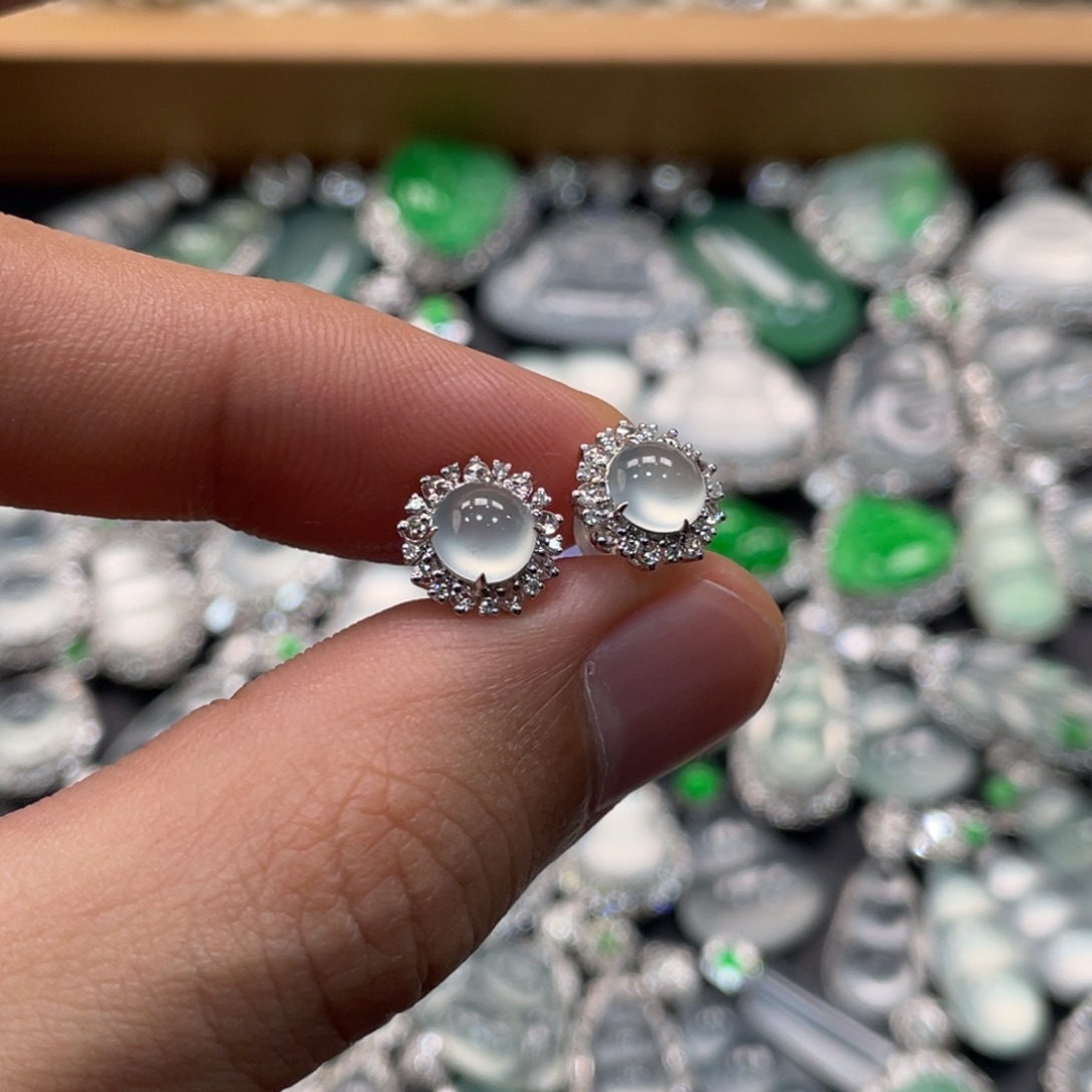 向***空翡翠18K金镶嵌颈饰蛋面耳钉