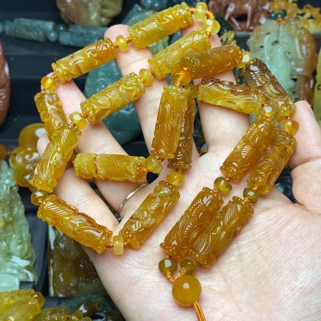 蛇纹石玉未镶嵌颈饰雪*人