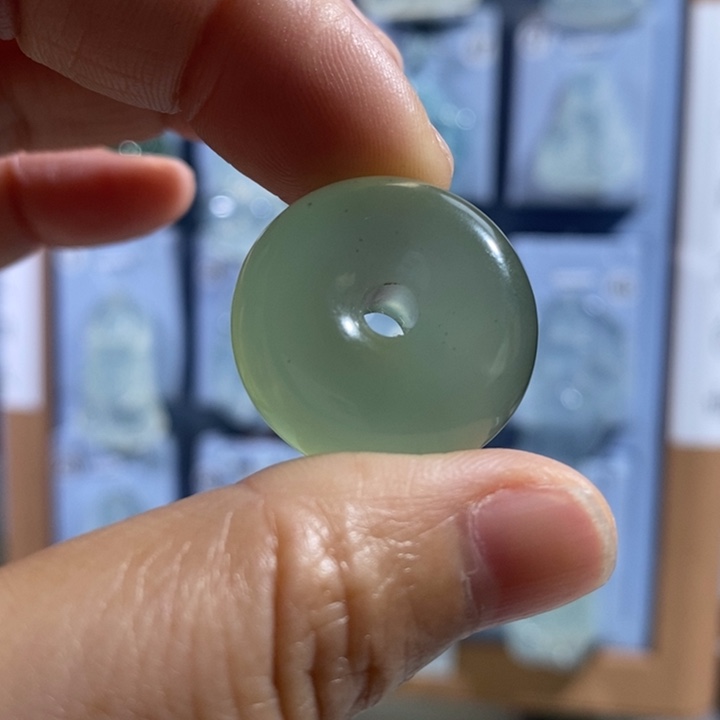 岫玉未镶嵌颈饰吊坠