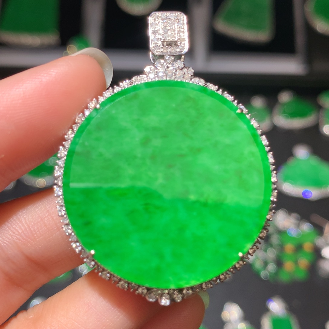 翡翠颈饰18K金镶嵌翡翠