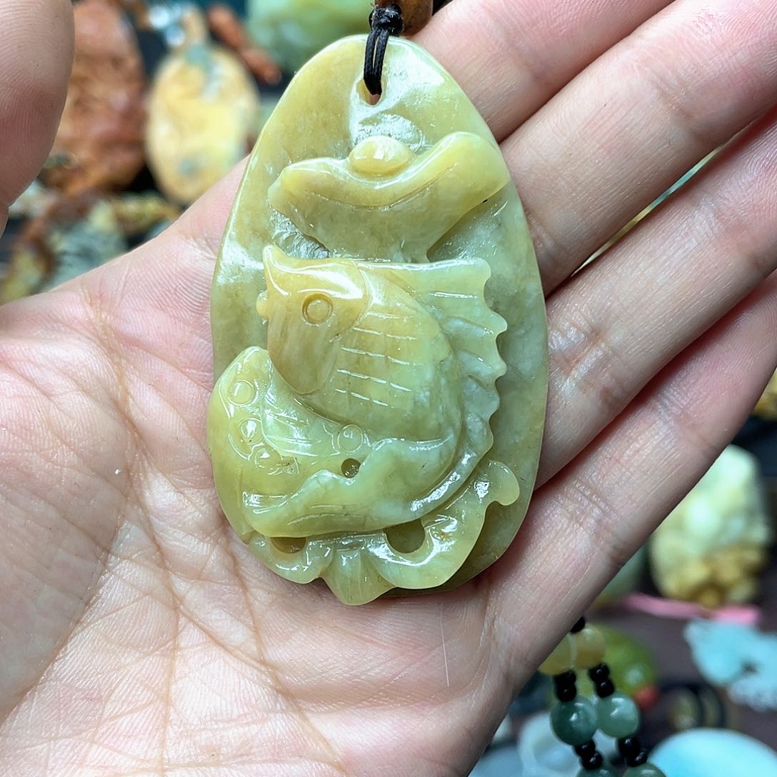 蛇纹石玉颈饰未镶嵌