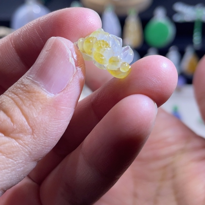 翡翠未镶嵌颈饰莲花