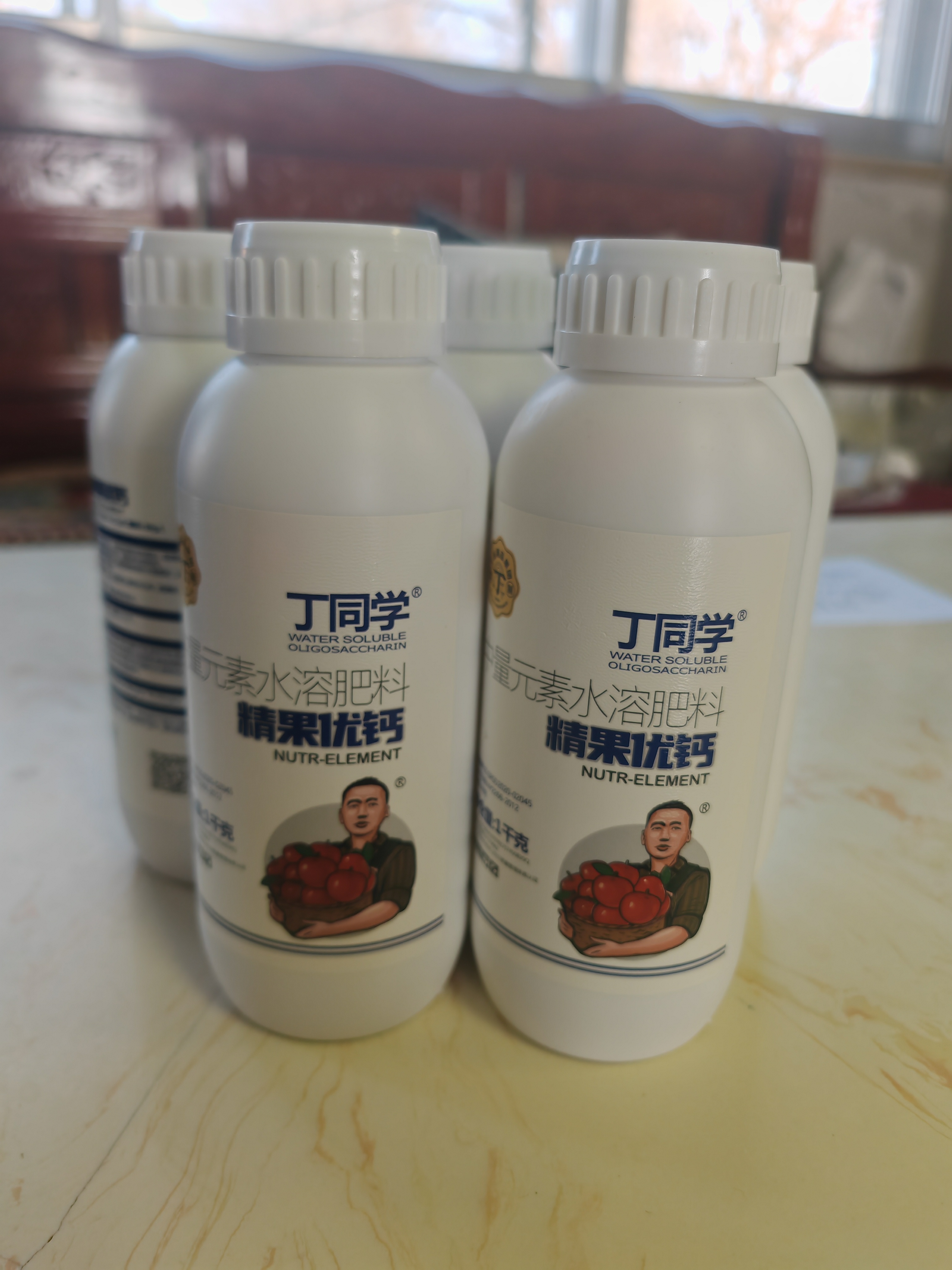 精果优钙中微量元素肥料叶面五瓶喷洒，一瓶打1600斤水