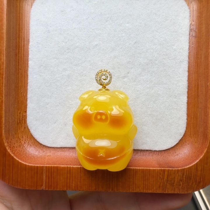 琥珀珠宝奇石18K金镶嵌小猪吊坠