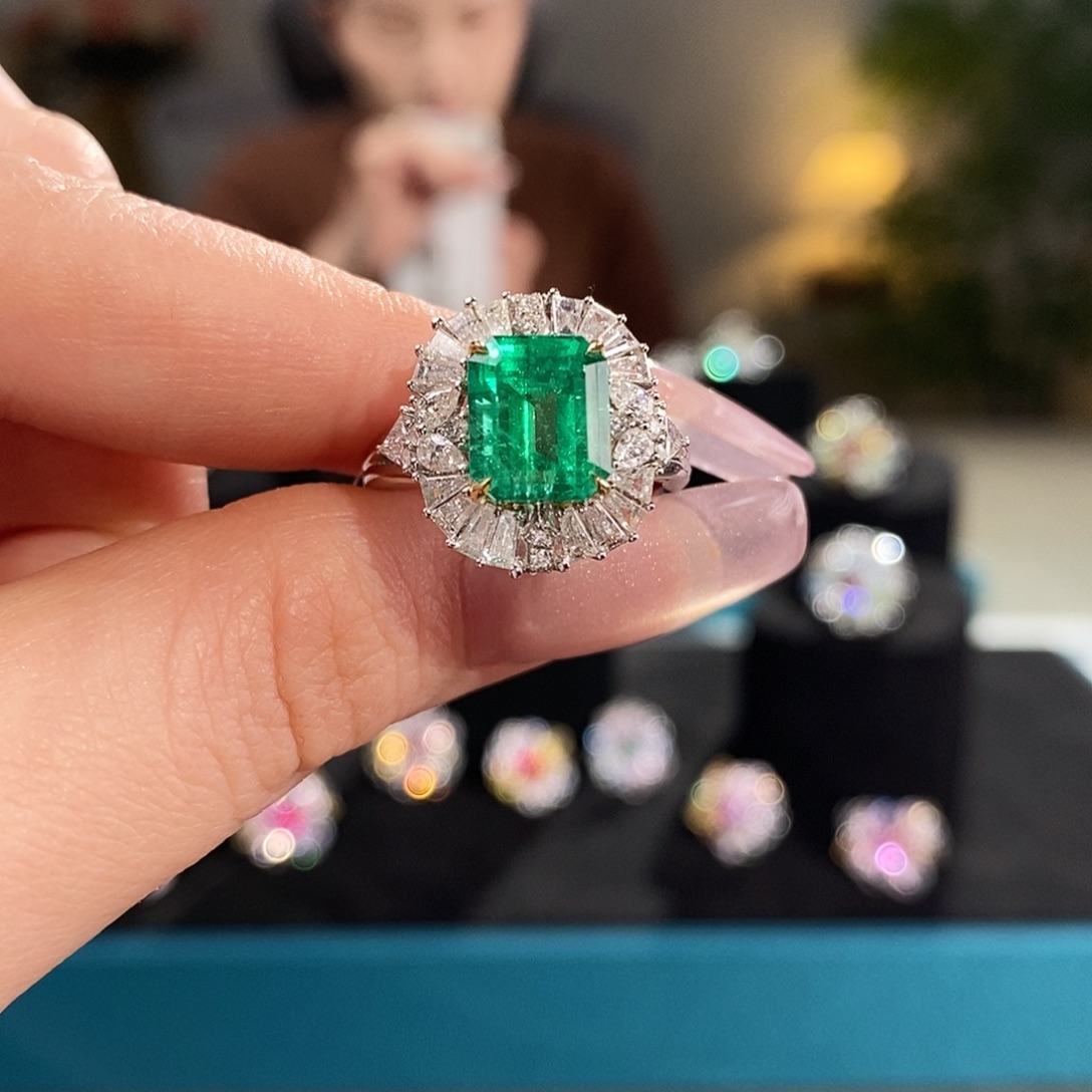 戒指18K金镶嵌祖母绿3.33ct