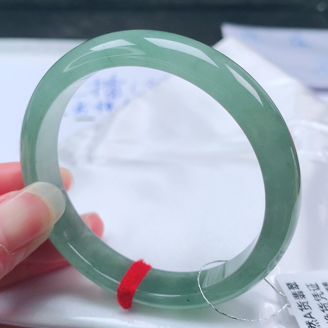 翡翠手镯未镶嵌54圈