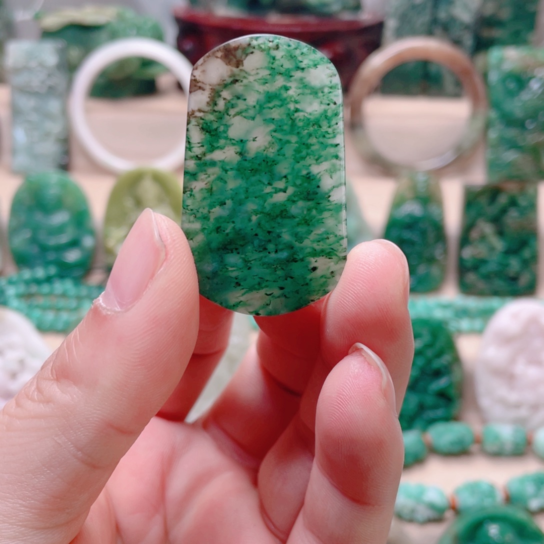 独山玉未镶嵌颈饰