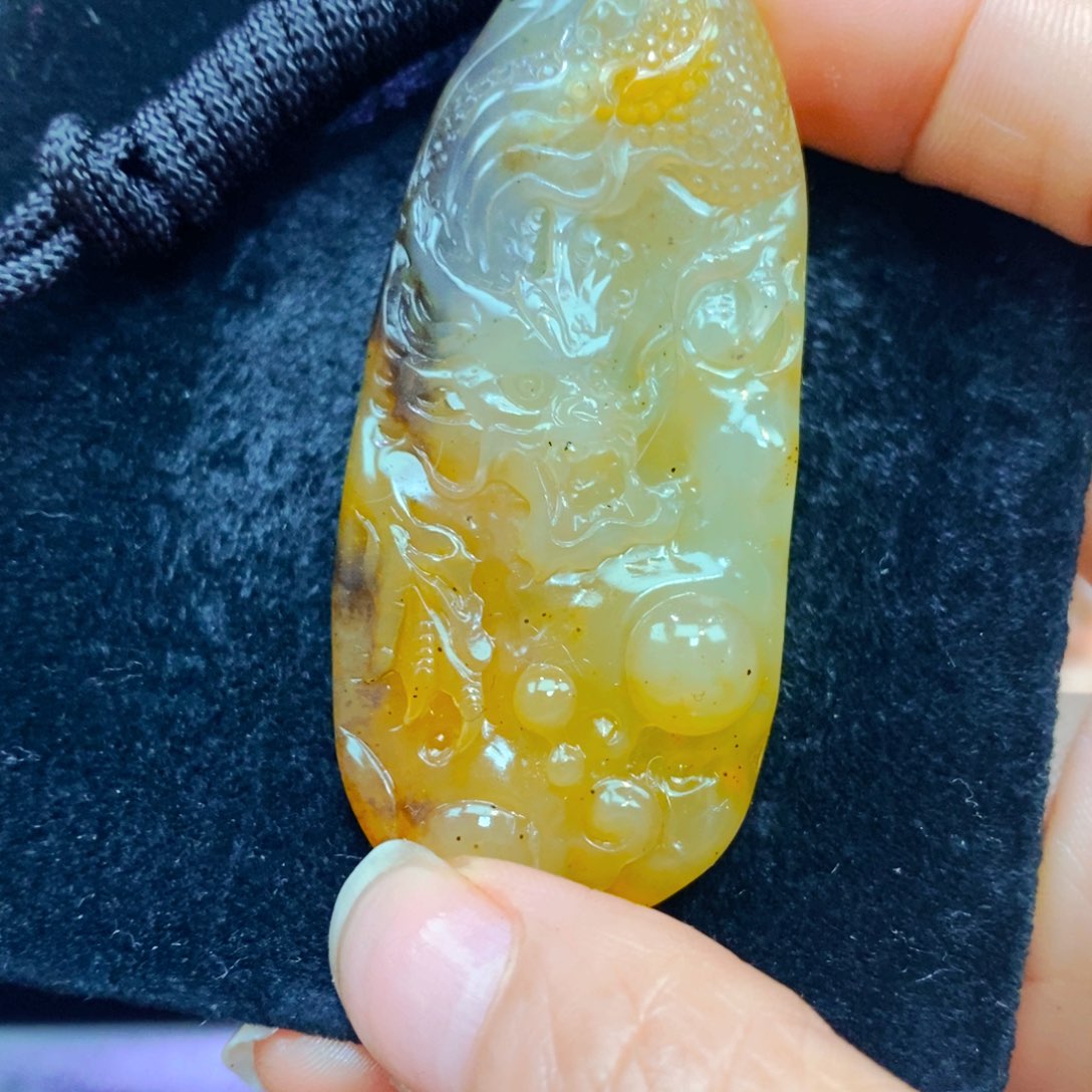 未镶嵌石英质玉（黄龙玉）颈饰