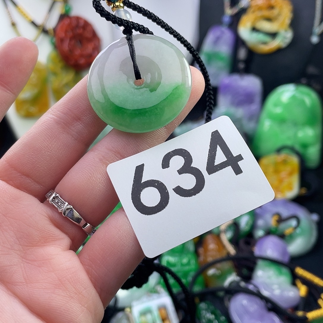 翡翠未镶嵌吊坠(赠链)